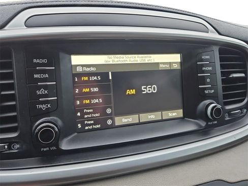 Used 2020 Kia Sorento LX image 12