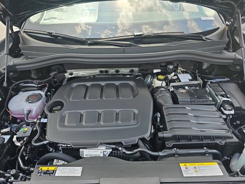 Used 2025 Volkswagen Tiguan SE image 28
