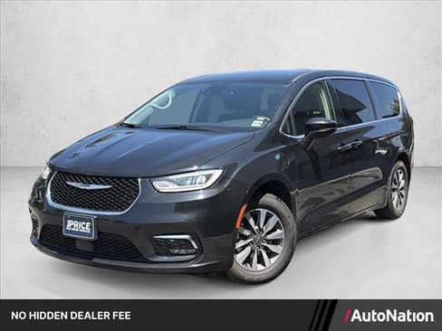 Used 2023 Chrysler Pacifica Touring-L FWD image 1