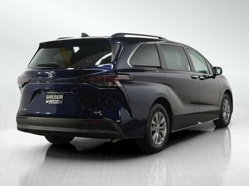 Used 2025 Toyota Sienna XLE AWD/4WD image 5