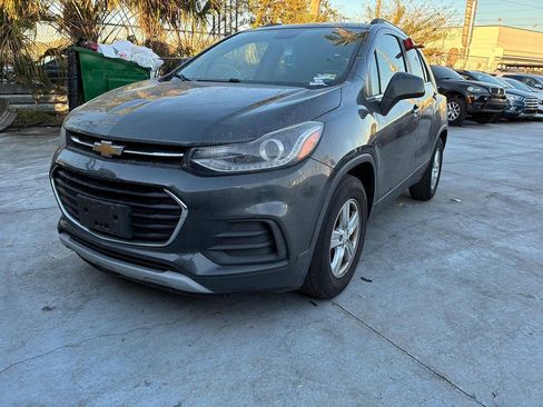 Used 2019 Chevrolet Trax LT w/ LT Convenience Package FWD image 3
