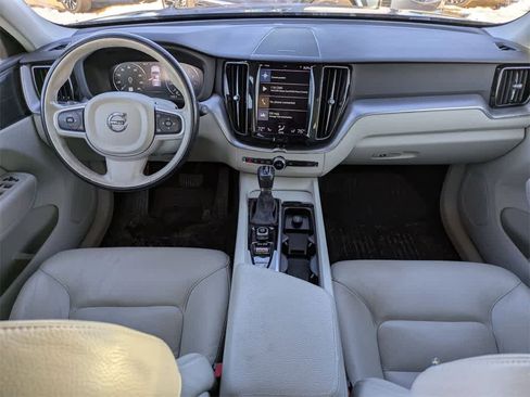 Used 2019 Volvo XC60 T6 Momentum w/ Multimedia Package image 20