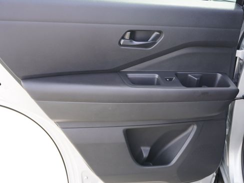 Used 2024 Nissan Pathfinder S FWD image 11