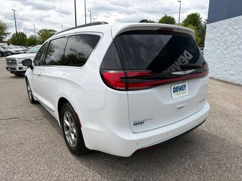 Used 2023 Chrysler Pacifica Limited FWD image 3