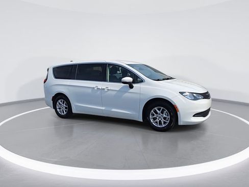 Used 2023 Chrysler Voyager LX FWD image 2