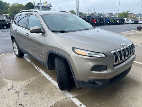 Used 2017 Jeep Cherokee Latitude w/ Safety/Convenience Group AWD/4WD image 3