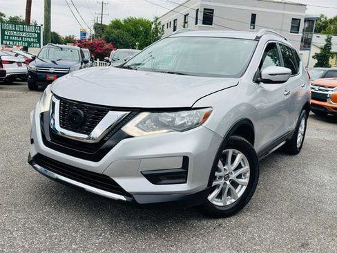 Used 2017 Nissan Rogue SV image 2