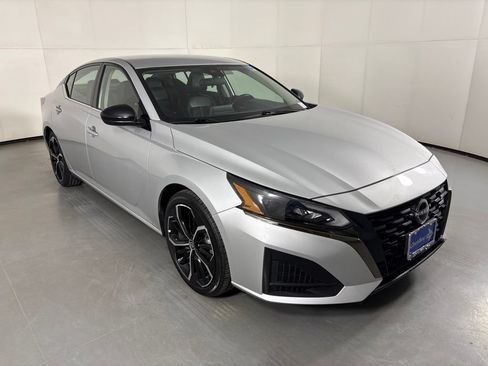Used 2024 Nissan Altima 2.5 SR FWD image 2