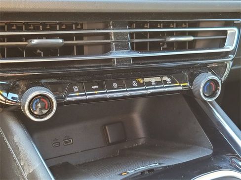 Used 2025 Chevrolet Traverse LT image 33