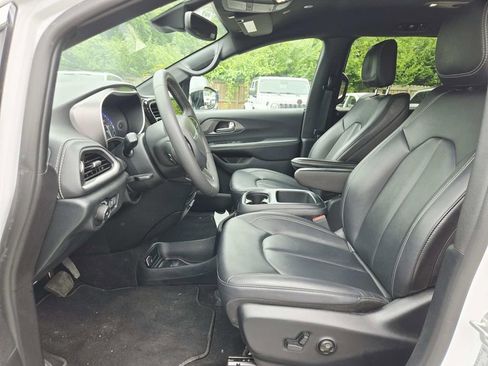 Used 2025 Chrysler Pacifica Select FWD image 11