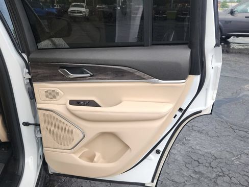 Used 2022 Jeep Grand Cherokee Limited AWD/4WD image 12
