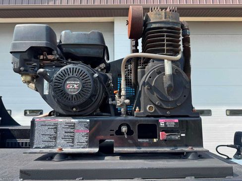 Used 2017 Ford F550 4x4 Regular Cab Super Duty image 3