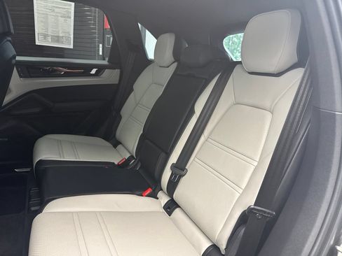 Certified 2024 Porsche Cayenne AWD/4WD image 9