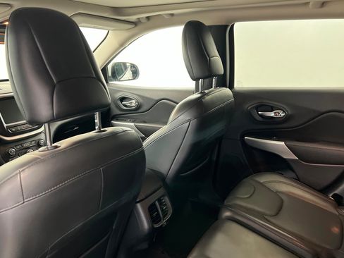 Used 2018 Jeep Cherokee Overland w/ Technology Group image 20