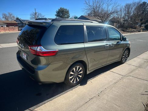 Used 2019 Toyota Sienna XLE w/ XLE Navigation Package image 5