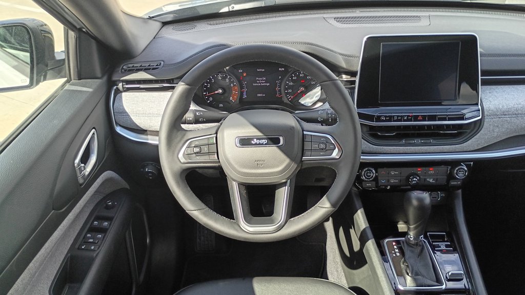 Used 2025 Jeep Compass Latitude AWD/4WD image 30