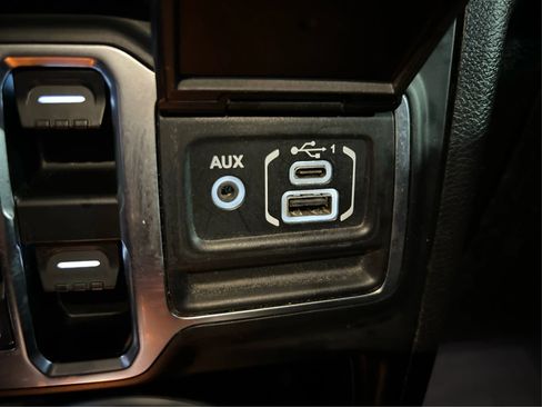 Used 2020 Jeep Wrangler Unlimited Sahara image 34