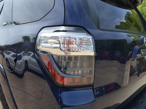 Used 2021 Toyota 4Runner SR5 Premium w/ Moonroof Package AWD/4WD image 10