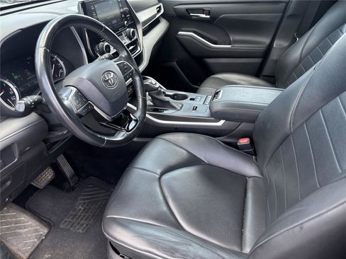 Used 2020 Toyota Highlander XLE FWD image 11