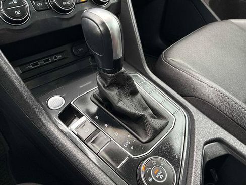 Used 2020 Volkswagen Tiguan SE w/ Panoramic Sunroof Package image 27