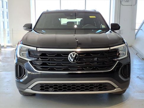 Certified 2024 Volkswagen Atlas Cross Sport SE FWD image 2