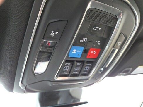 Used 2025 Jeep Grand Cherokee Limited w/ Luxury Tech Group II image 16