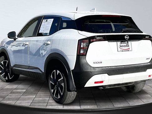 Used 2025 Nissan Kicks SV image 2