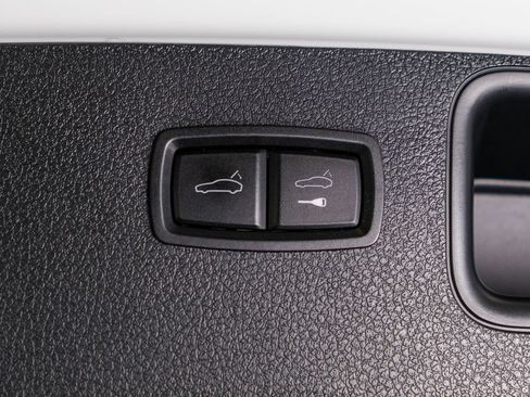 Certified 2020 Porsche Macan AWD/4WD image 40