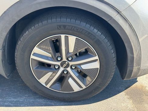 Certified 2022 Kia Niro LXS image 2