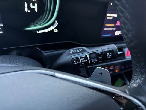 Used 2023 Kia Niro SX image 18