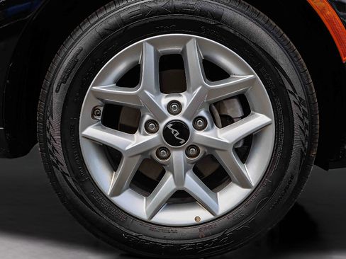 Certified 2025 Kia Soul LX w/ LX Technology Package FWD image 28