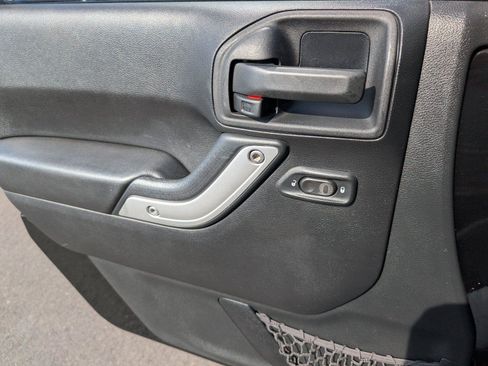 Used 2015 Jeep Wrangler Unlimited Sahara w/ Connectivity Group AWD/4WD image 15
