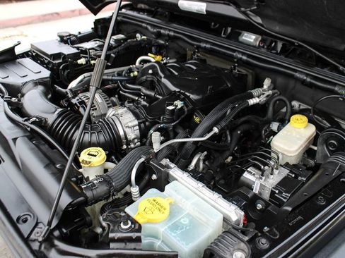 Used 2017 Jeep Wrangler Rubicon w/ Connectivity Group image 39