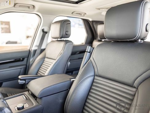 Used 2024 Land Rover Discovery S image 18