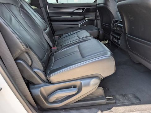 Used 2024 Jeep Wagoneer L Series II RWD image 32