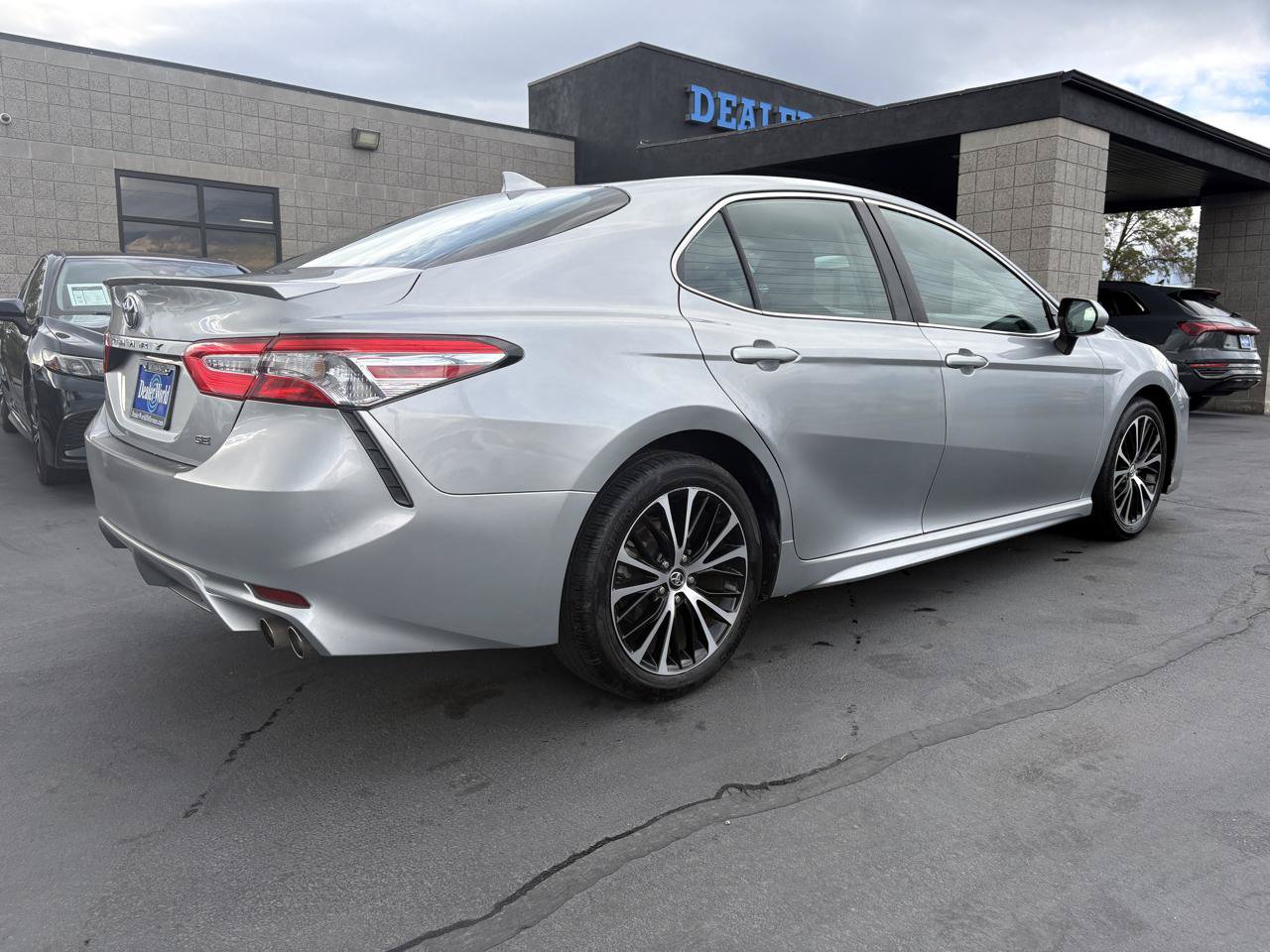 Used 2020 Toyota Camry SE FWD image 5