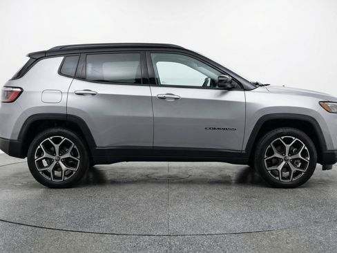 Used 2025 Jeep Compass Limited image 11