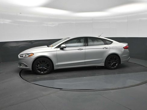 Used 2018 Ford Fusion SE w/ Equipment Group 201A FWD image 4