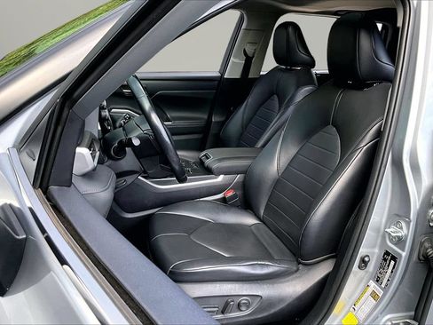Used 2021 Toyota Highlander XLE FWD image 20