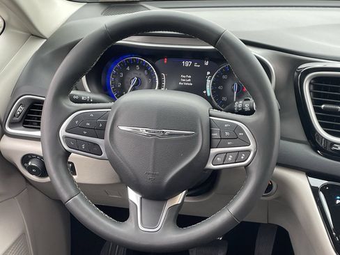 Used 2024 Chrysler Pacifica Touring-L FWD image 16