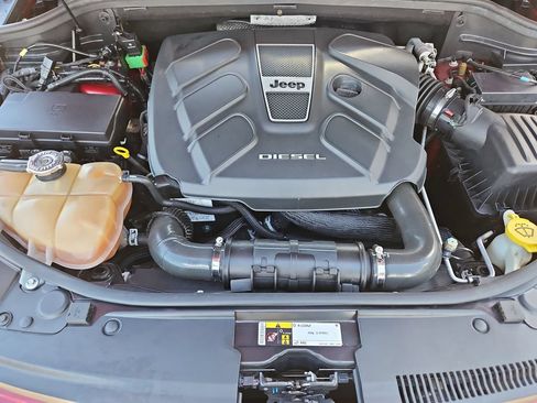 Used 2015 Jeep Grand Cherokee Overland w/ Advanced Technology Group AWD/4WD image 23