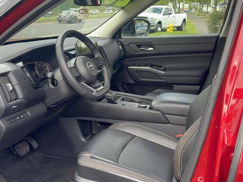 Used 2023 Nissan Pathfinder SL w/ Black Appearance Package AWD/4WD image 35