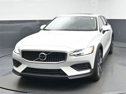 Used 2024 Volvo V60 B5 Cross Country Plus image 3