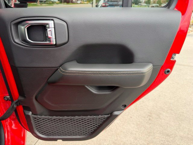 Used 2025 Jeep Wrangler Unlimited Sahara AWD/4WD image 28