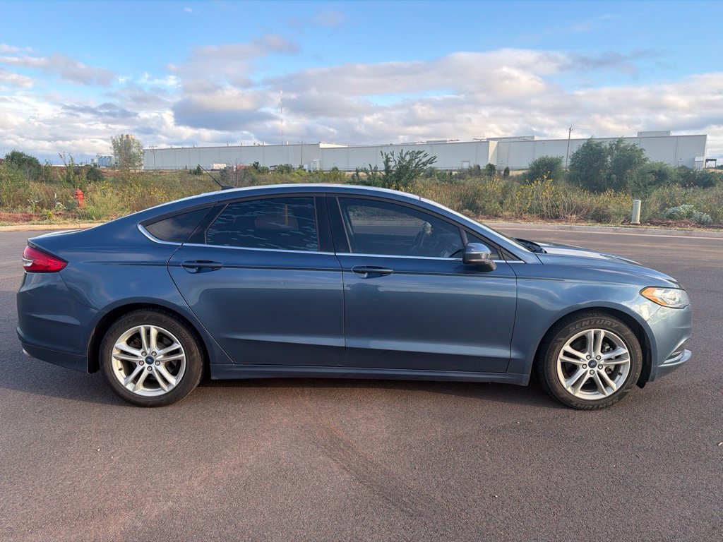 Used 2018 Ford Fusion SE w/ Fusion SE Technology Package FWD image 3