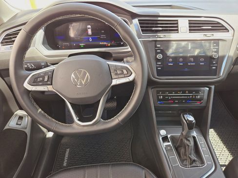 Used 2024 Volkswagen Tiguan SE FWD image 9