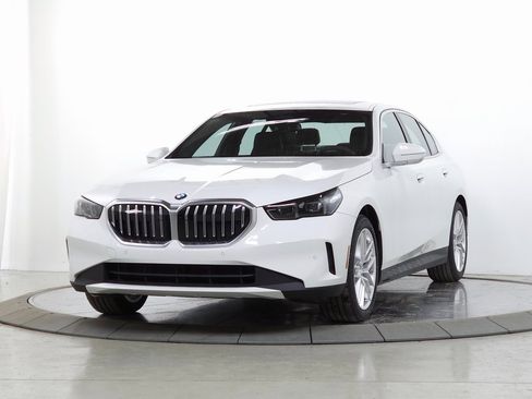 Certified 2025 BMW 530i xDrive image 3