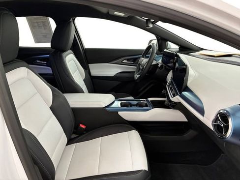 Certified 2025 Chevrolet Equinox EV LT FWD image 14