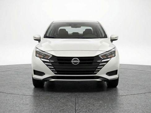 Used 2025 Nissan Versa SV image 2