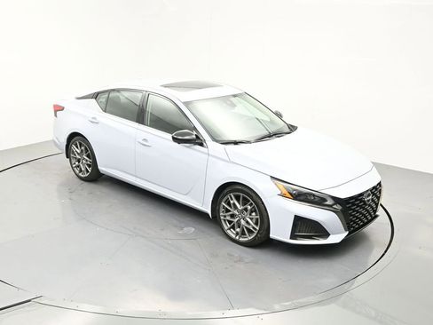 Used 2024 Nissan Altima 2.0 SR FWD image 18